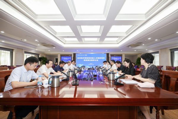 中国工程院向锦武院士来校调研指导低空经济高技能人才集群培养工...